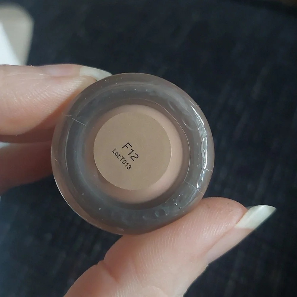 makeup revolution conceal‎ & hydrate foundation F12
